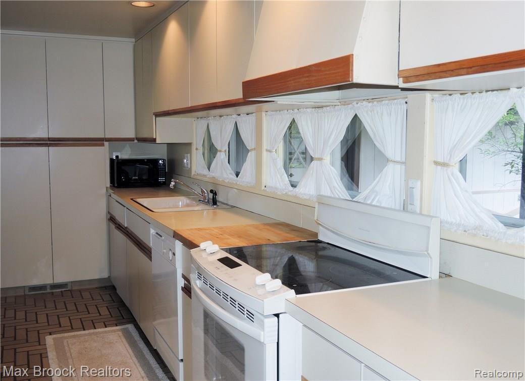 840 North Pemberton Road Bloomfield Hills, MI 48302 - Photo 9 of 42 LOTS OF STORAGE IN THE KITCHEN!