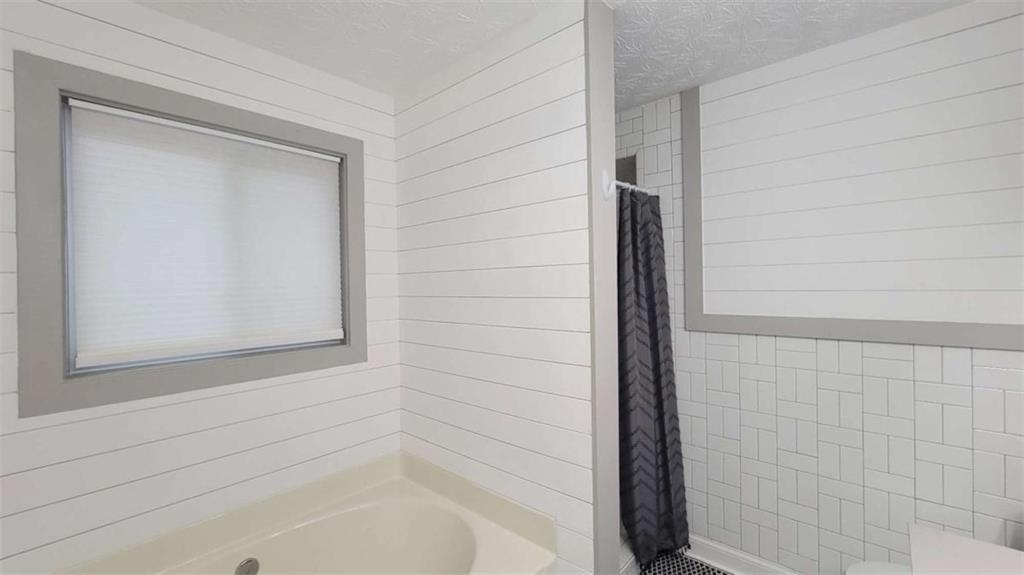 2140 Summerset Drive Monroe, GA 30656 - Photo 15 of 43 a bathroom with a bathtub