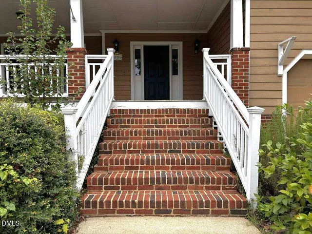 a view of entryway with a front door