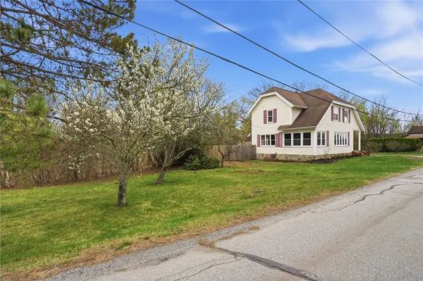 $499,900 | 84 Crest Road, North Smithfield, RI 02896