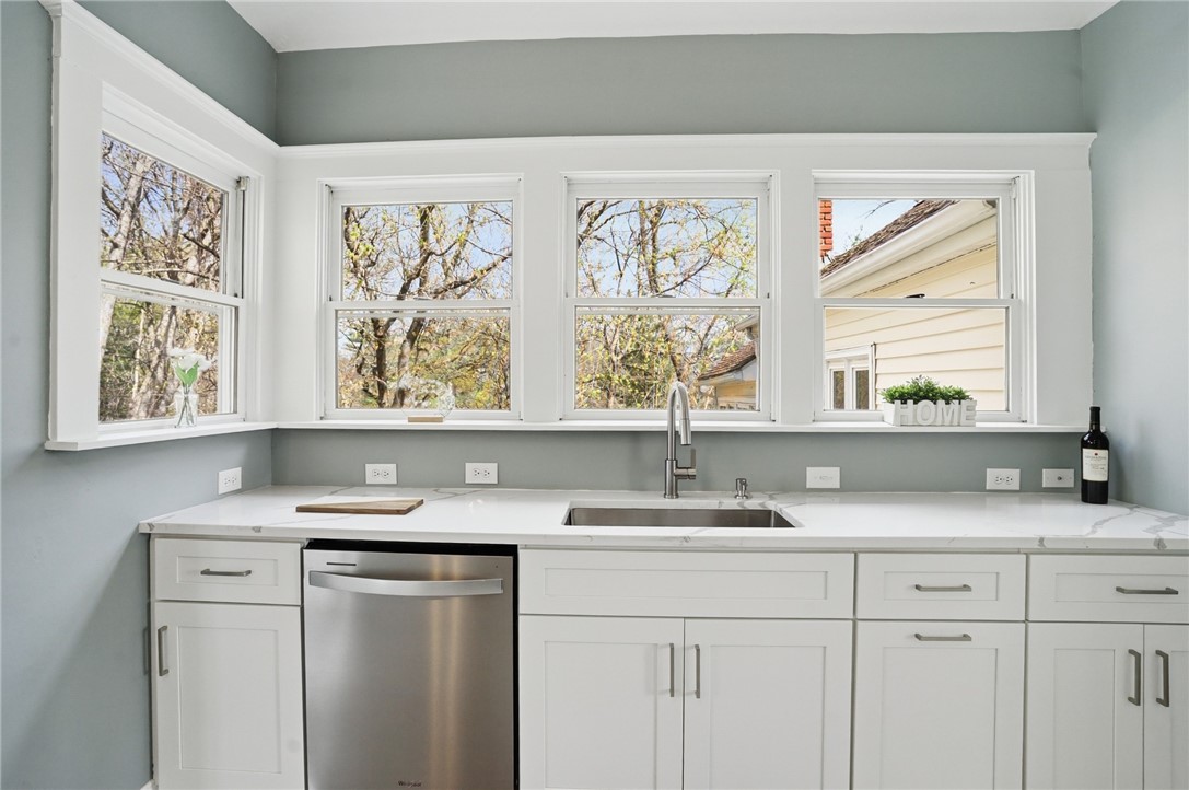 84 Crest Road North Smithfield, RI 02896 - Photo 8 of 46