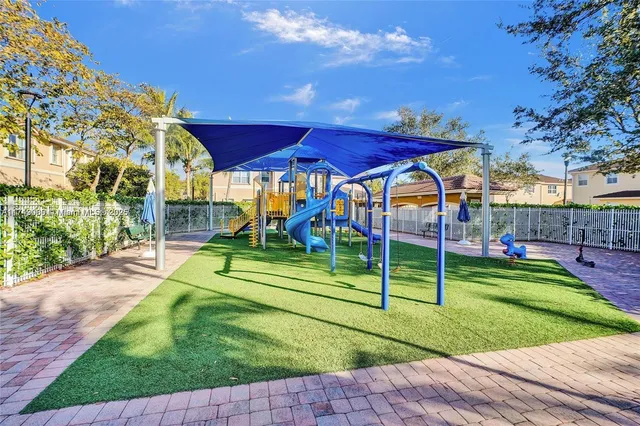 a view of kitchen with washer and dryer