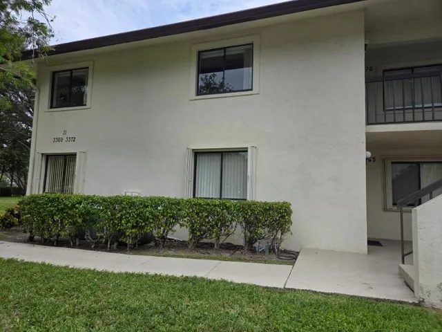 $1,800 | 3369 Perimeter Drive, Lake Worth, FL 33467