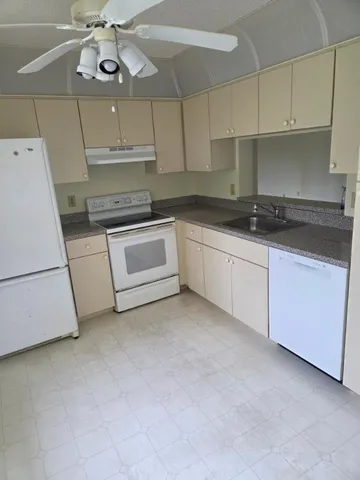 $1,800 | 3369 Perimeter Drive, Lake Worth, FL 33467