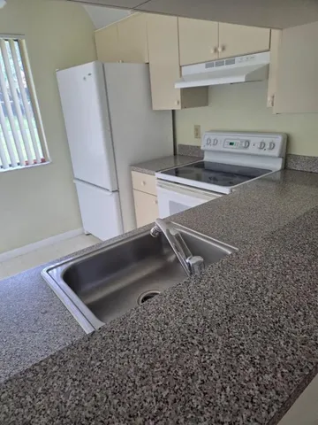 $1,800 | 3369 Perimeter Drive, Lake Worth, FL 33467