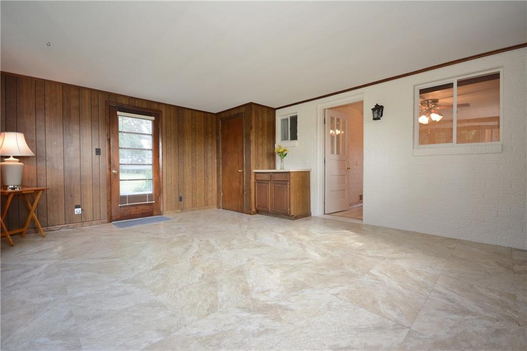 2057 Spring Hill Road Pittsburgh, PA 15243 - Photo 13 of 23