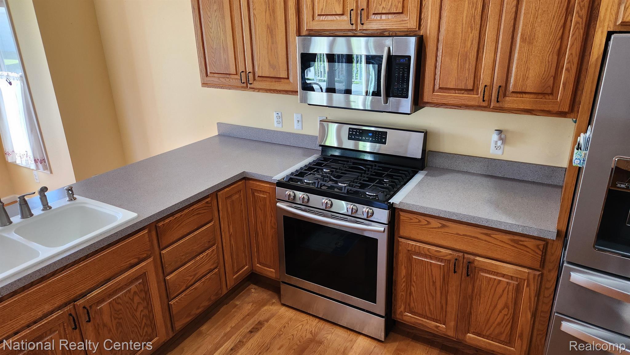 47745 Martz Road Belleville, MI 48111 - Photo 25 of 75 Built in microwave