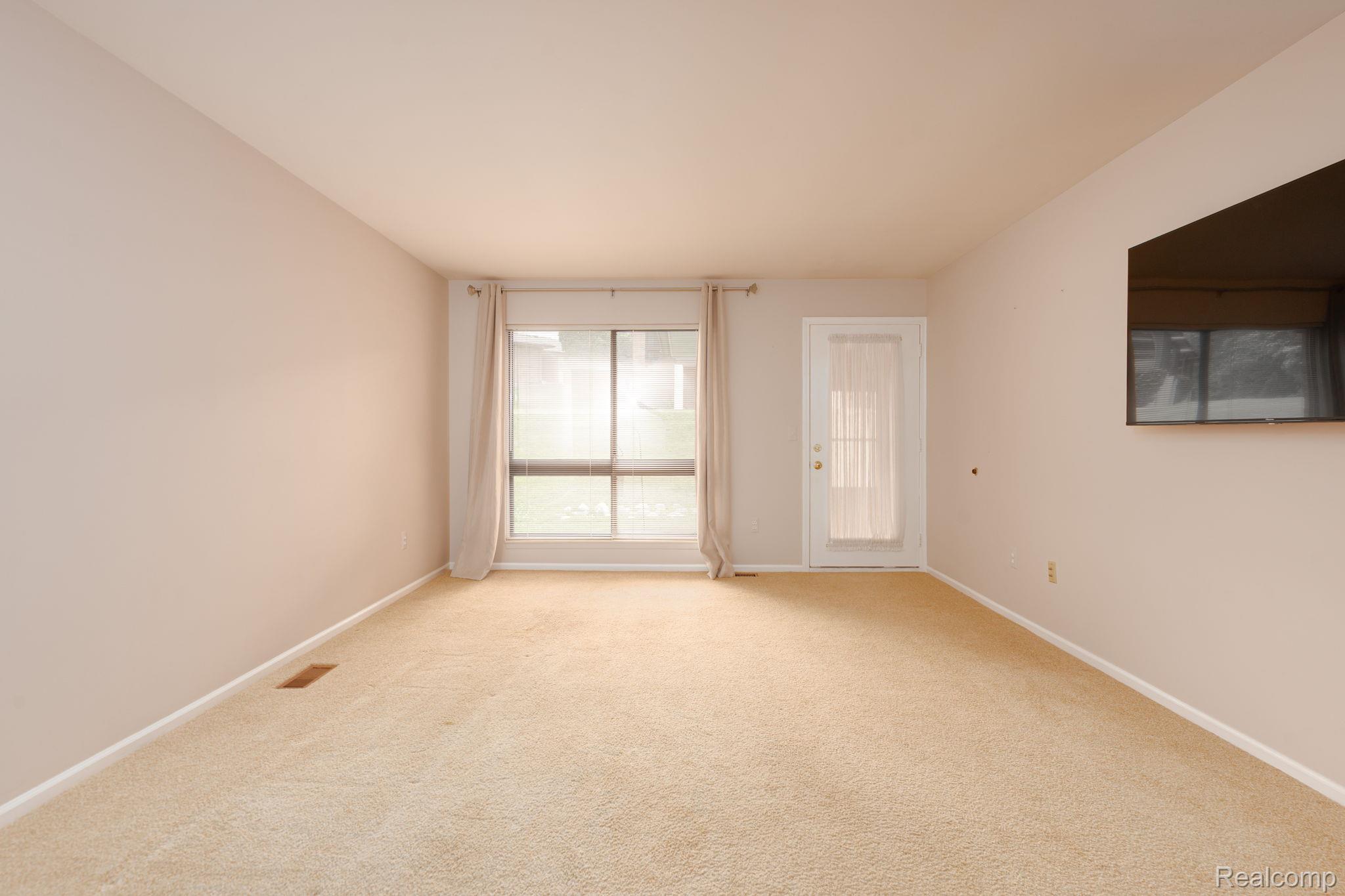 936 Wexford Way Rochester, MI 48307 - Photo 21 of 35 23-web-or-mls-interiors 16.jpg