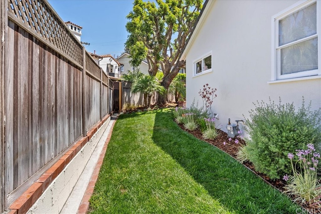 1137 Vía Coronel Palos Verdes Estates, CA 90274 - Photo 20 of 20 a view of a backyard with pathway