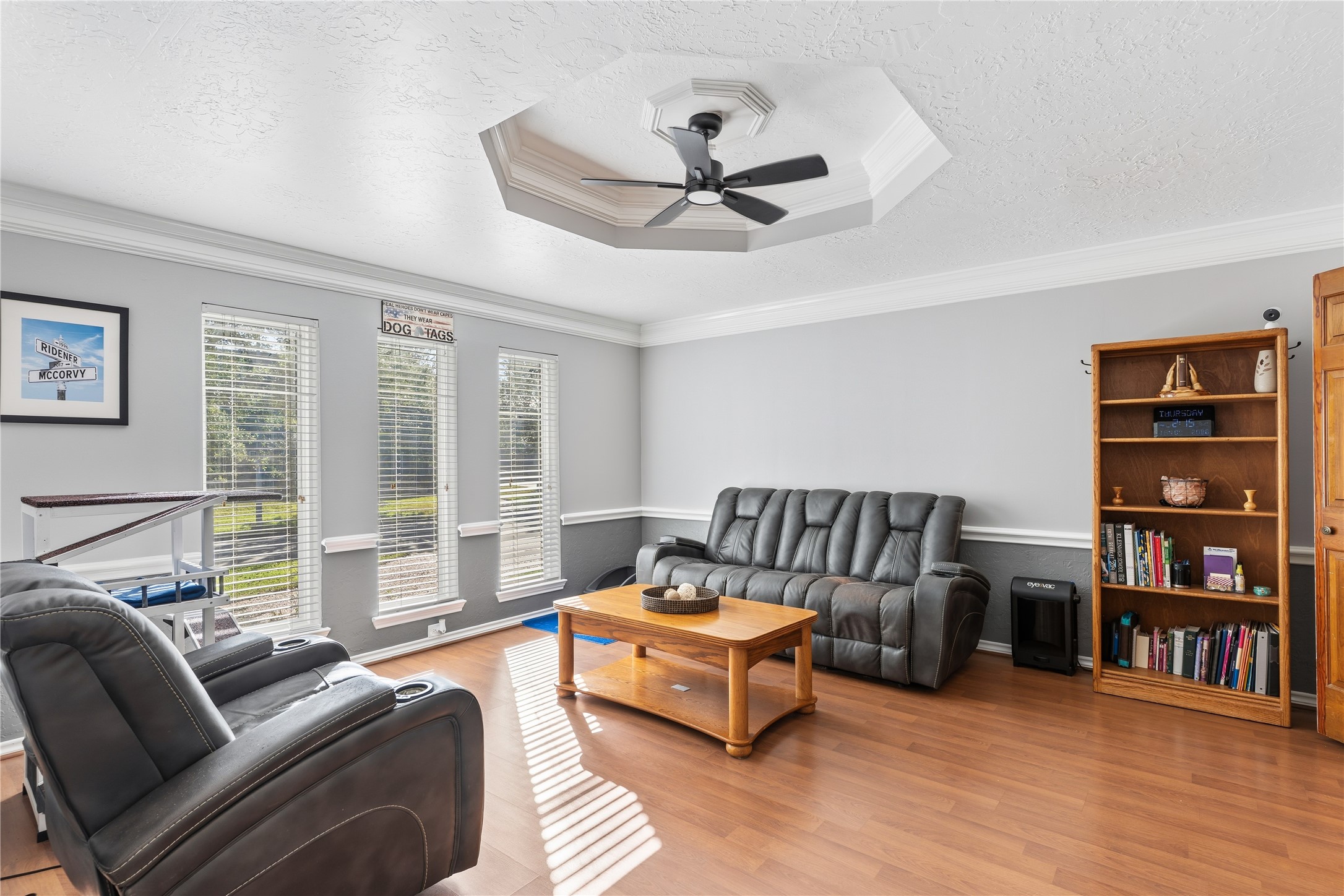 6618 Wimbledon Trail Road Spring, TX 77379 - Photo 12 of 44 a living room with furniture and a book shelf