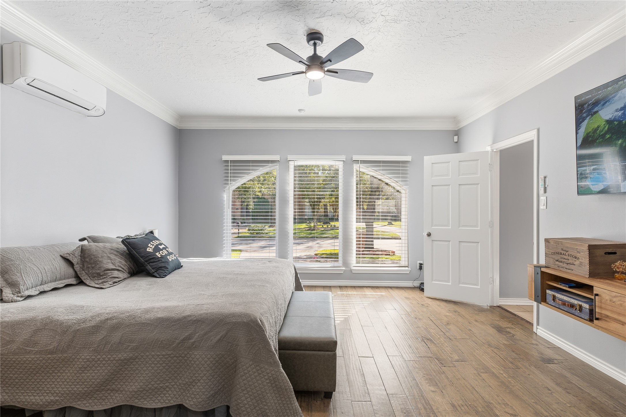 6618 Wimbledon Trail Road Spring, TX 77379 - Photo 24 of 44 a bedroom with a large bed and a large window