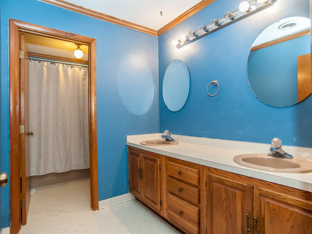 11009 Crest Mist Circle Raleigh, NC 27613 - Photo 12 of 24 Hall Bathroom