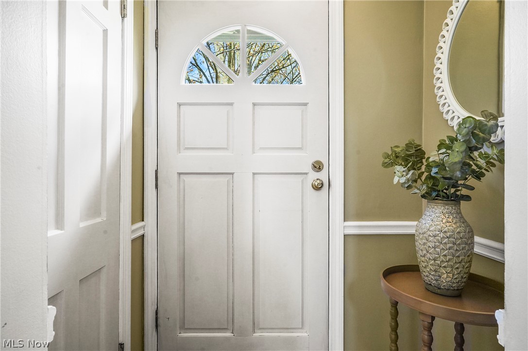 474 Malvern Road Akron, OH 44303 - Photo 3 of 47 Entryway