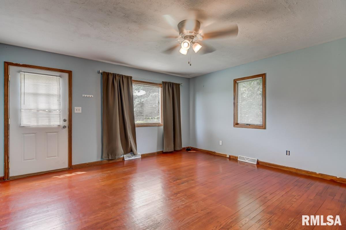 404 South Primm Street Athens, IL 62613 - Photo 3 of 29 Gallery Image 3