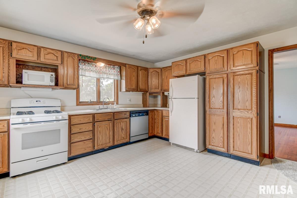 404 South Primm Street Athens, IL 62613 - Photo 8 of 29 Gallery Image 8