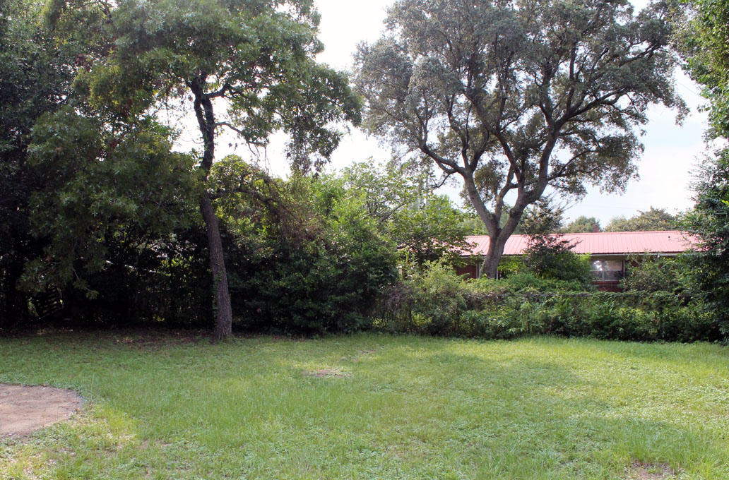 411 Paradise Road Niceville, FL 32578 - Photo 9 of 9 yard