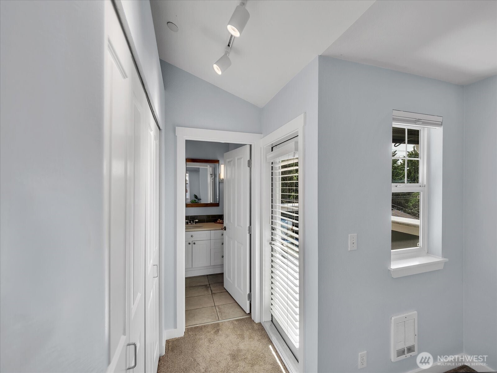 5430 California Avenue Southwest, Unit 3B Seattle, WA 98136 - Photo 14 of 32