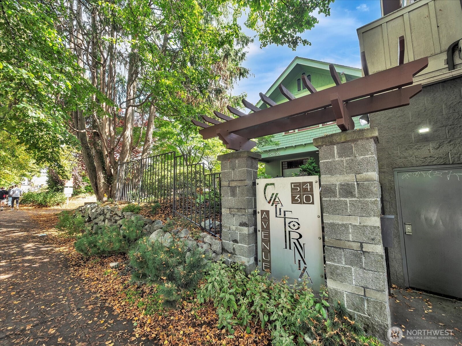 5430 California Avenue Southwest, Unit 3B Seattle, WA 98136 - Photo 2 of 32