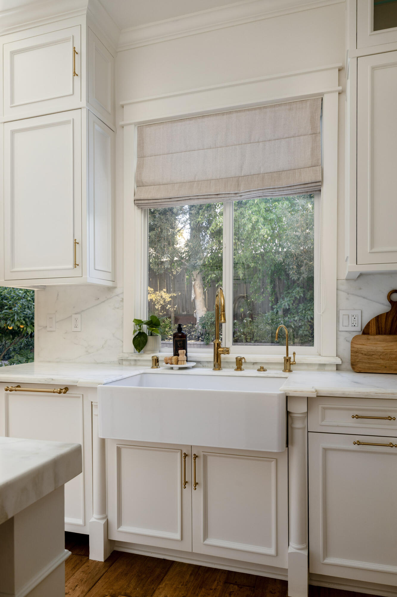 271 King Daniel Lane Goleta, CA 93117 - Photo 11 of 34 Porcelain Rohl Kitchen Sink