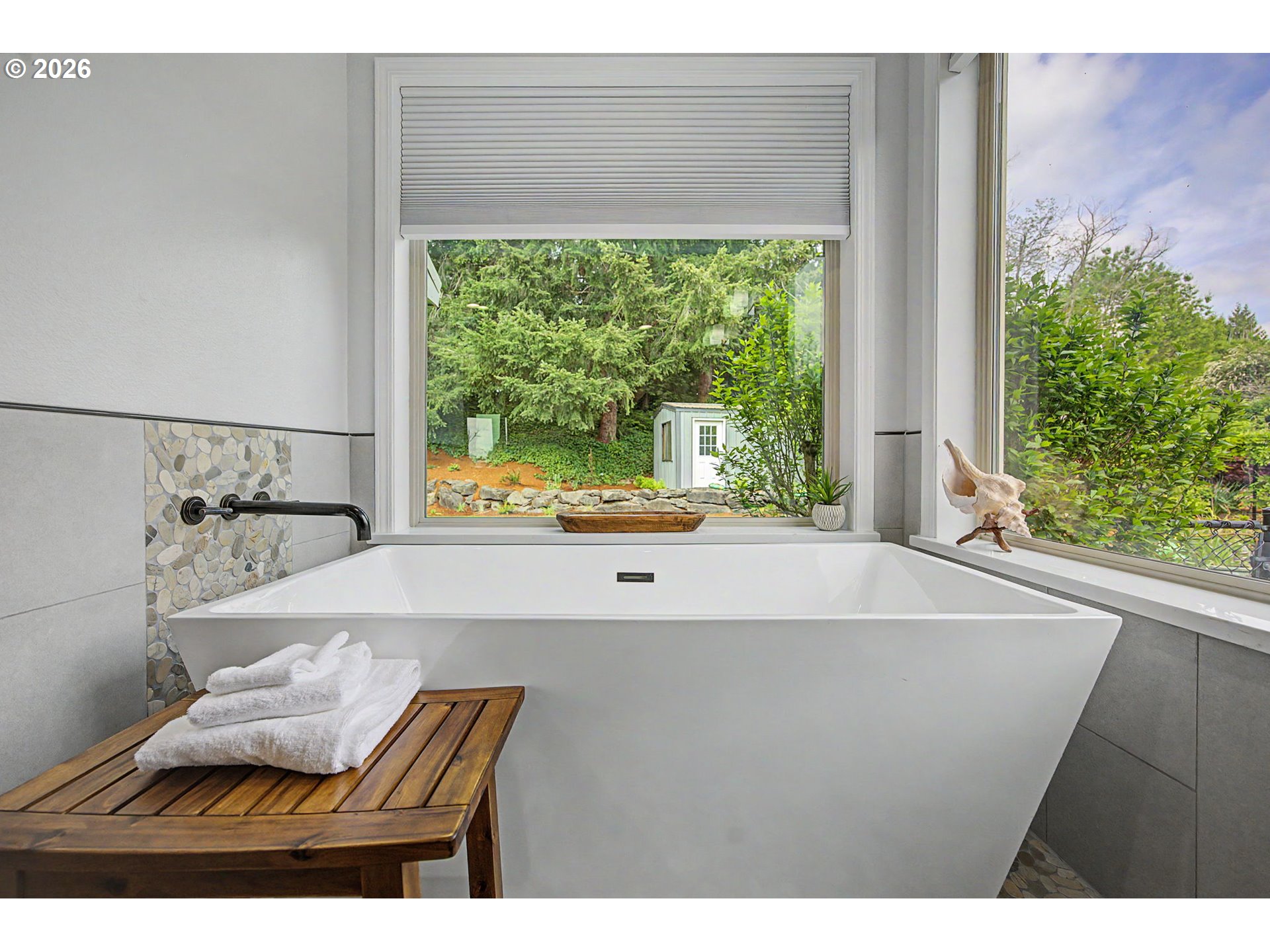 23303 Southeast Howlett Road Eagle Creek, OR 97022 - Photo 24 of 48 a view of bathtub and window