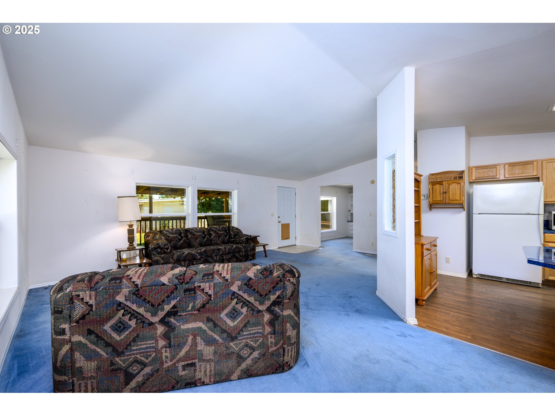 694 Tipton Road Roseburg, OR 97471 - Photo 17 of 36 a living room with furniture