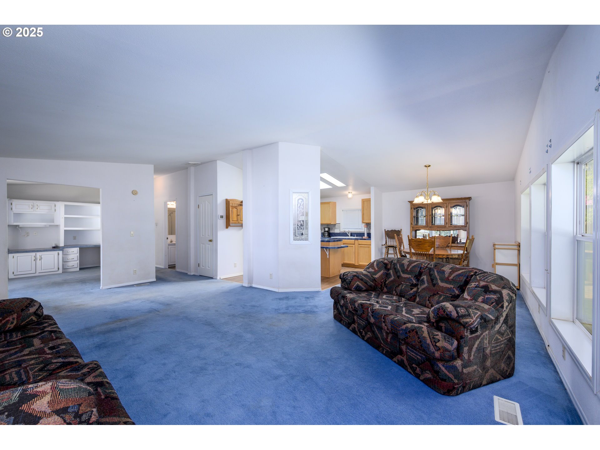 694 Tipton Road Roseburg, OR 97471 - Photo 18 of 36 a living room with furniture window and a lamp
