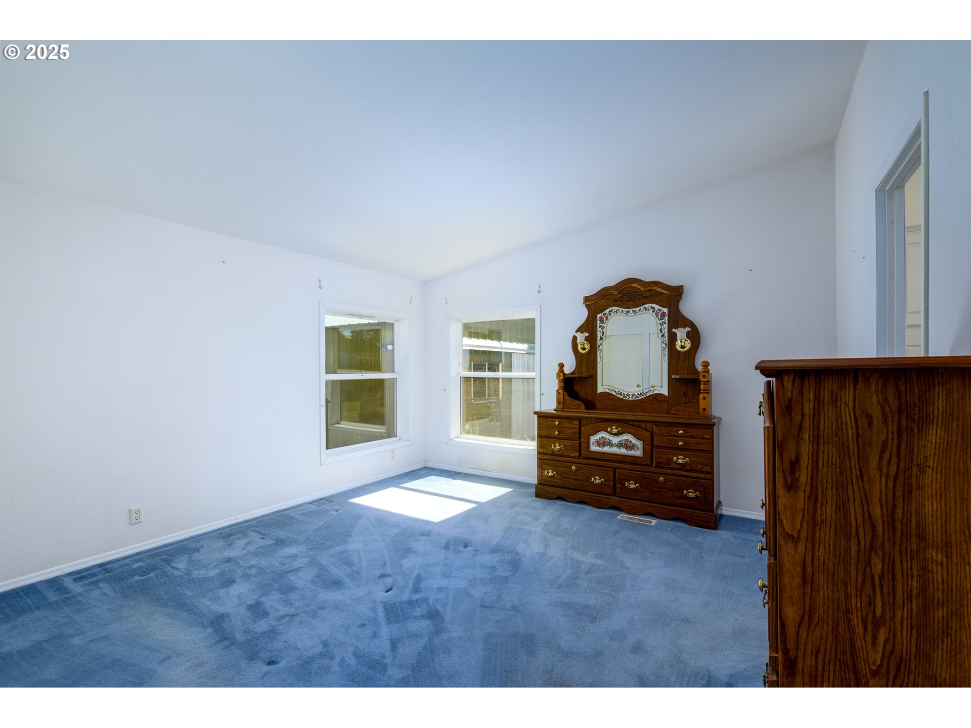 694 Tipton Road Roseburg, OR 97471 - Photo 24 of 36 a living room with furniture and a window