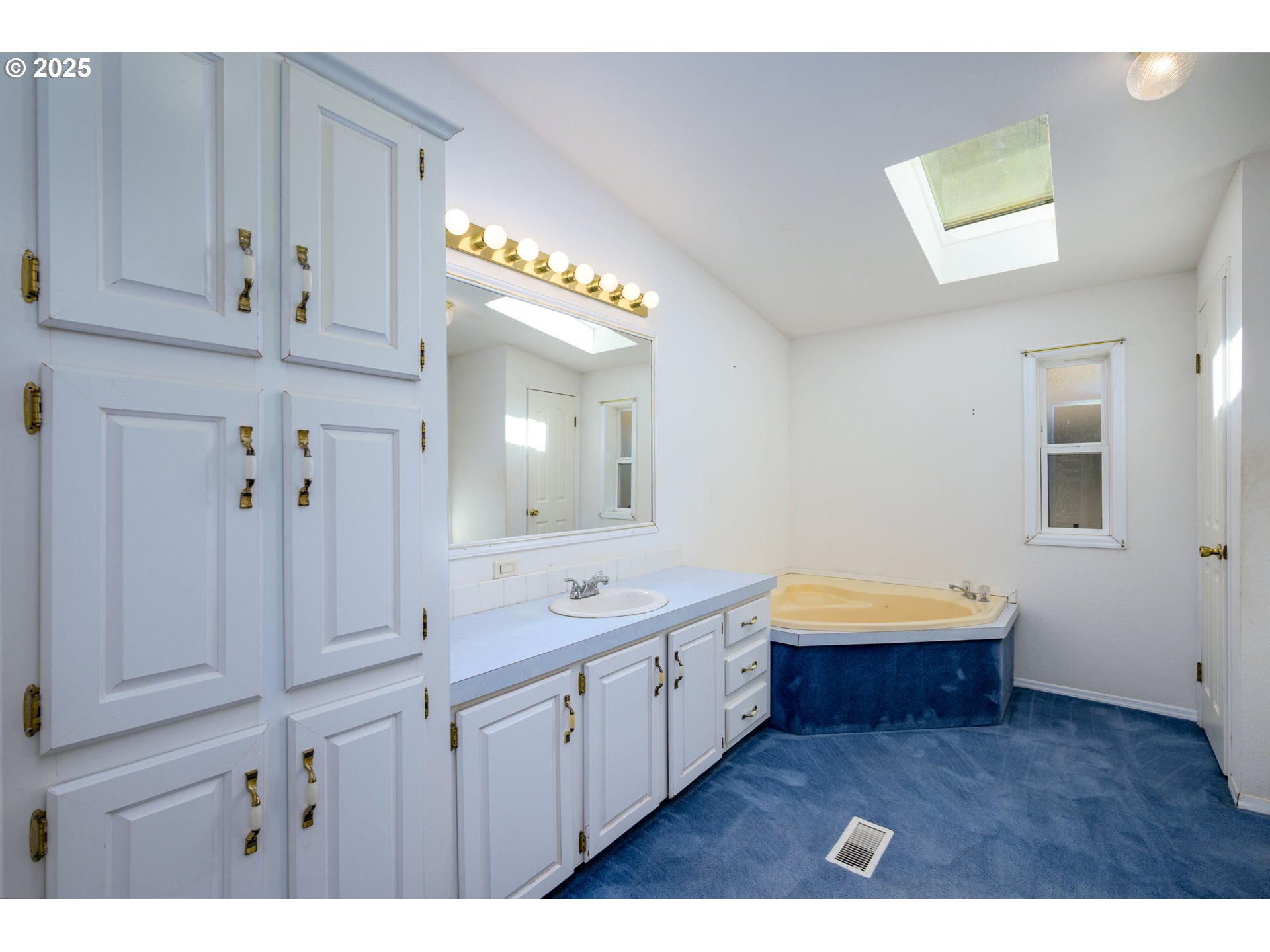 694 Tipton Road Roseburg, OR 97471 - Photo 26 of 36 a en suite bathroom with double vanity and mirrors