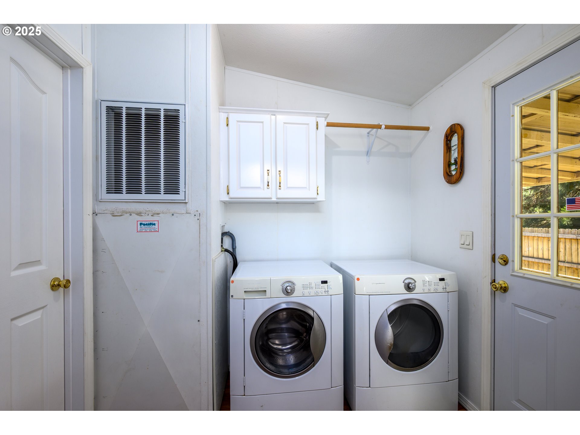 694 Tipton Road Roseburg, OR 97471 - Photo 28 of 36 a utility room with dryer and washer