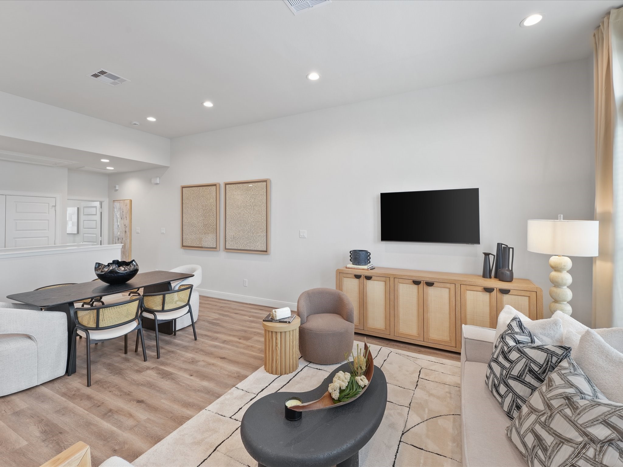 9217 Washington Heights Street Houston, TX 77063 - Photo 14 of 28 Elevated Living with High Ceilings