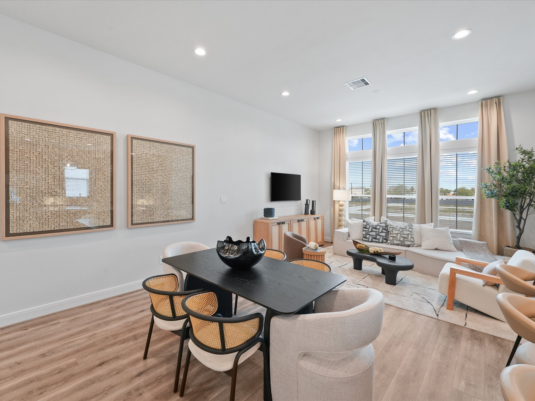 9217 Washington Heights Street Houston, TX 77063 - Photo 16 of 28 Elevated Living with High Ceilings