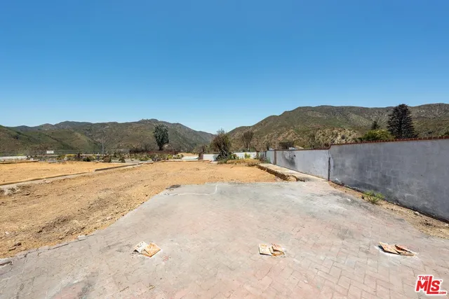 a view of residential houses with outdoor space