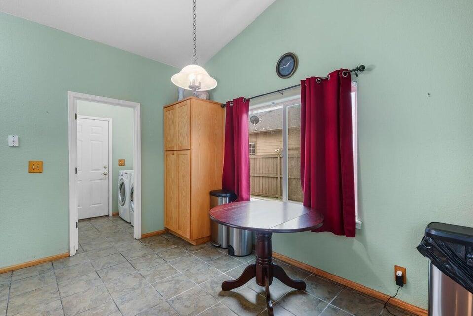 705 Mountain Avenue Central Point, OR 97502 - Photo 23 of 29 23