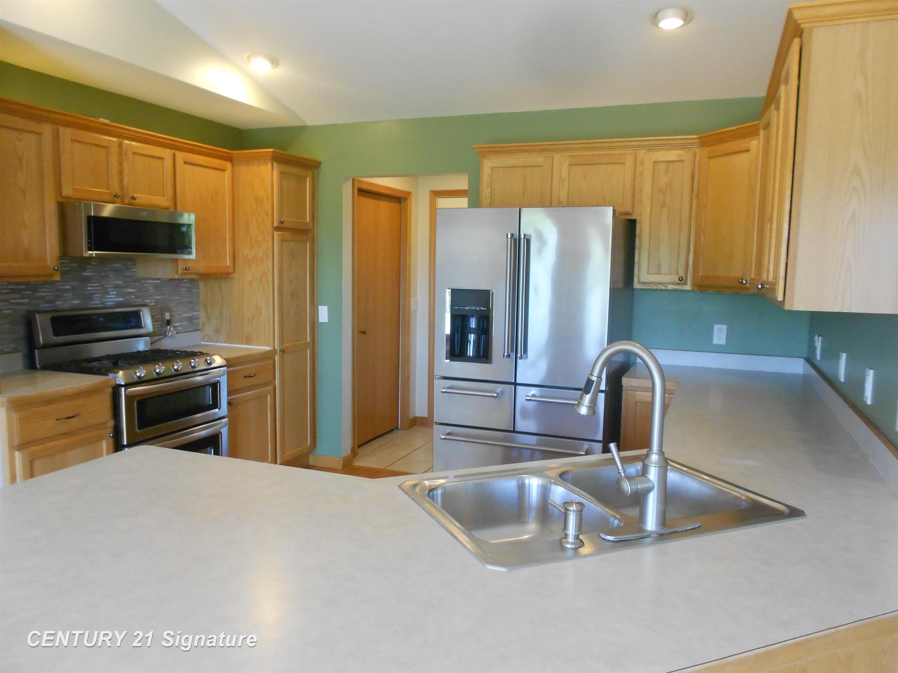 10233 Sarle Road Freeland, MI 48623 - Photo 11 of 38