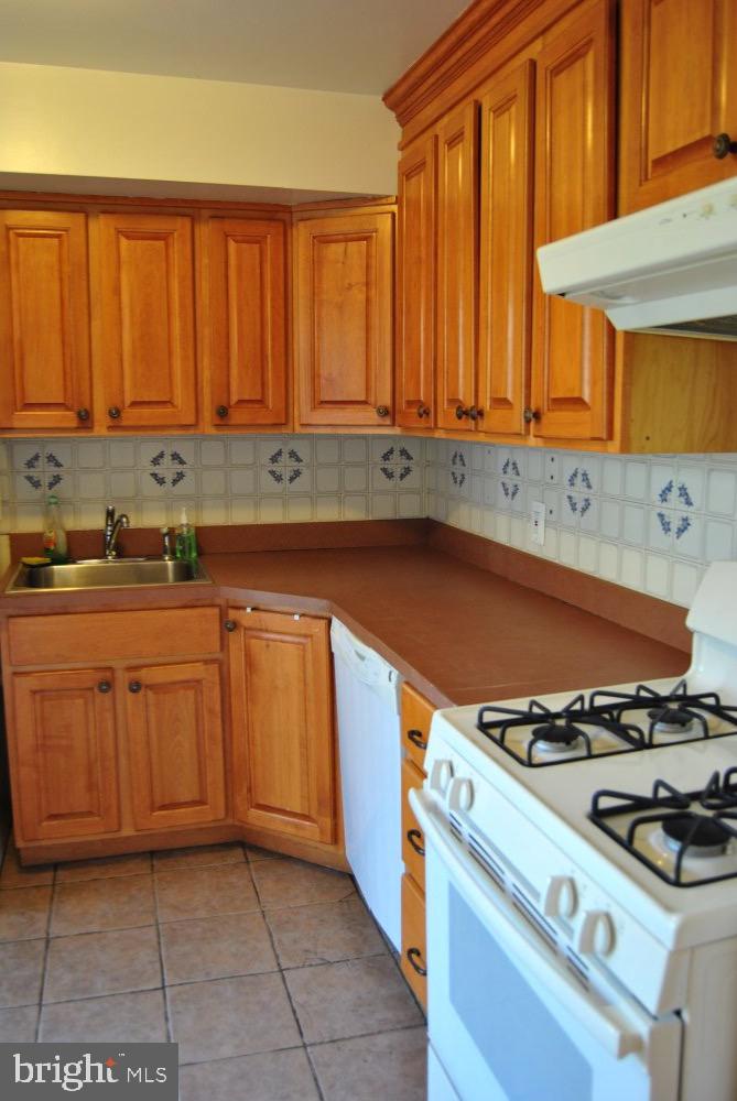 3910 Bel Pre Road, Unit 3 Silver Spring, MD 20906 - Photo 5 of 18 New Gas range