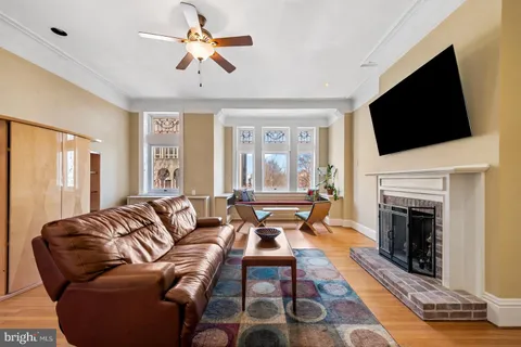 a picture of a very nice looking building