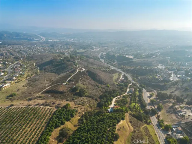 a view of a dry yard