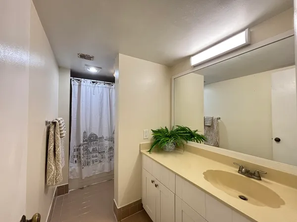 $2,000 | 1256 South Military Trail, Unit 913, Deerfield Beach, FL 33442