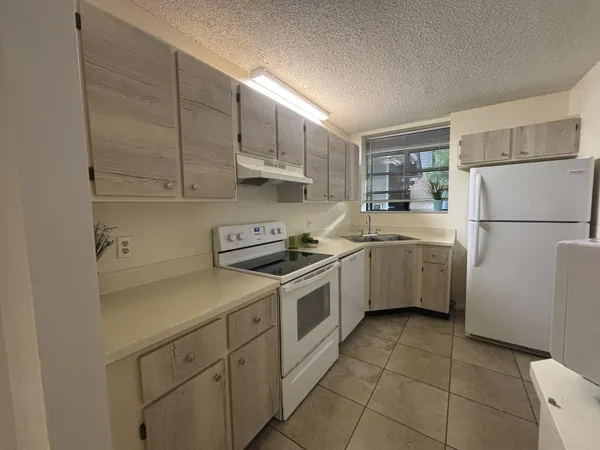 $2,000 | 1256 South Military Trail, Unit 913, Deerfield Beach, FL 33442