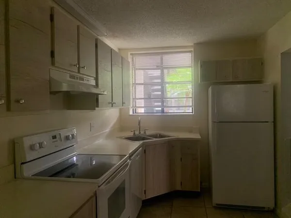 $2,000 | 1256 South Military Trail, Unit 913, Deerfield Beach, FL 33442