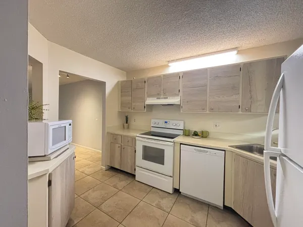 $2,000 | 1256 South Military Trail, Unit 913, Deerfield Beach, FL 33442
