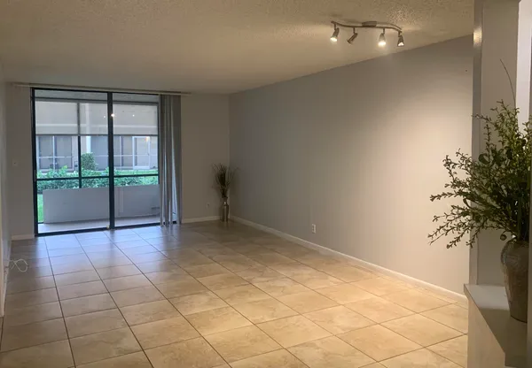 $2,000 | 1256 South Military Trail, Unit 913, Deerfield Beach, FL 33442