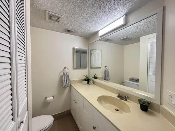 $2,000 | 1256 South Military Trail, Unit 913, Deerfield Beach, FL 33442