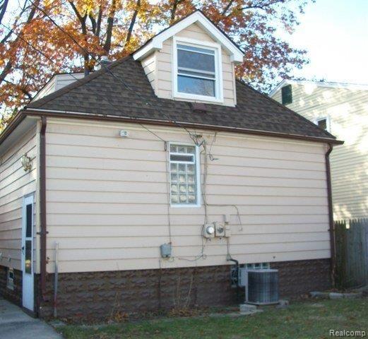 2044 Hampton Road Grosse Pointe, MI 48236 - Photo 2 of 4 261-958217 - Back