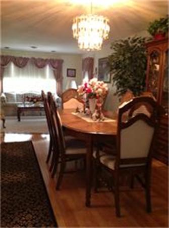 39 Ashmore Road Worcester, MA 01602 - Photo 16 of 24 a dining room with furniture and chandelier