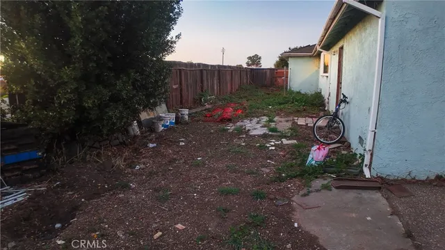 a view of a back yard of the house