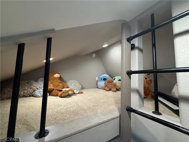 a view of statue in the backyard