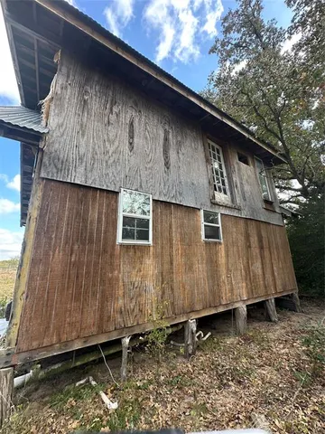 a view of a house with backyard