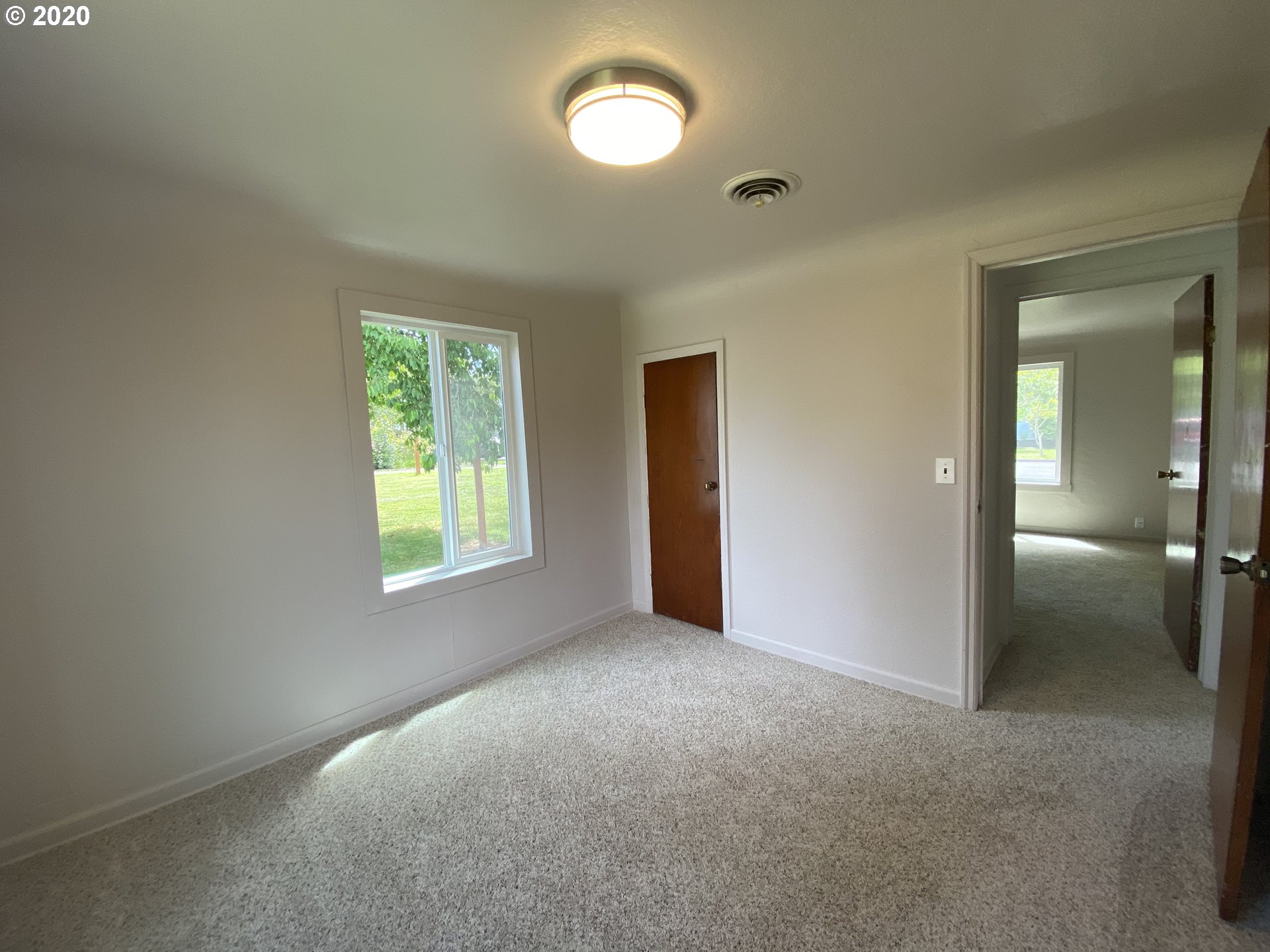 830 L Street Springfield, OR 97477 - Photo 14 of 24 a view of empty room with window