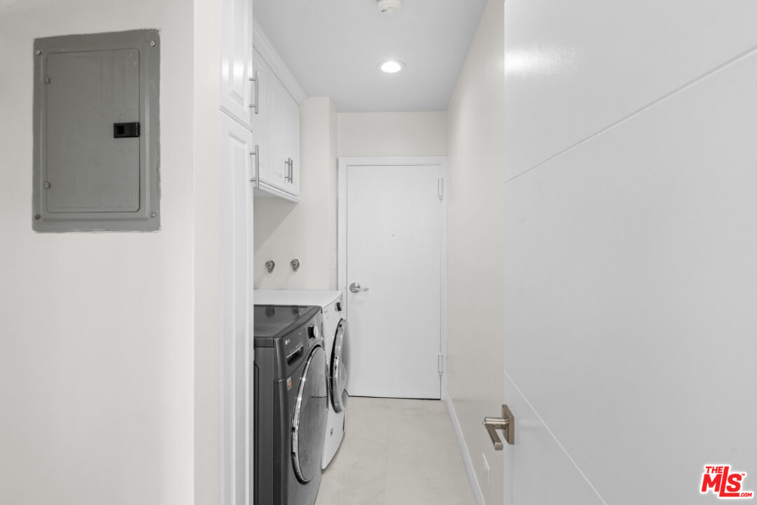 865 Comstock Avenue, Unit 10D/E Los Angeles, CA 90024 - Photo 16 of 49 a view of walk in closet